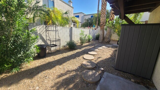 Building Photo - Pointe South Mountain 2-bedroom condo, gated, pool