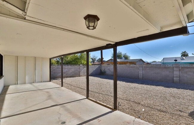 Building Photo - 2421 W Anderson Ave