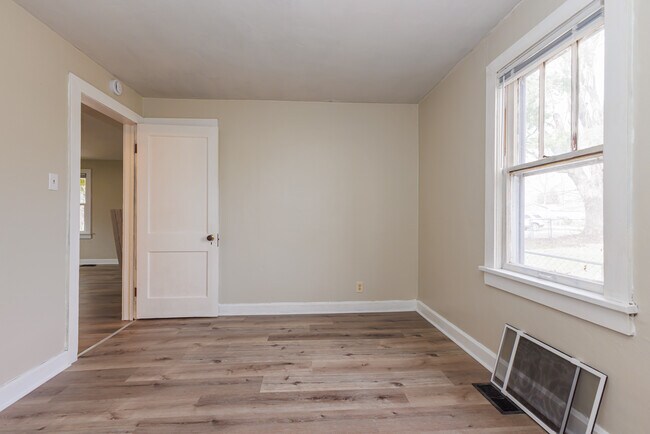 Building Photo - 2904 S Pershing Dr