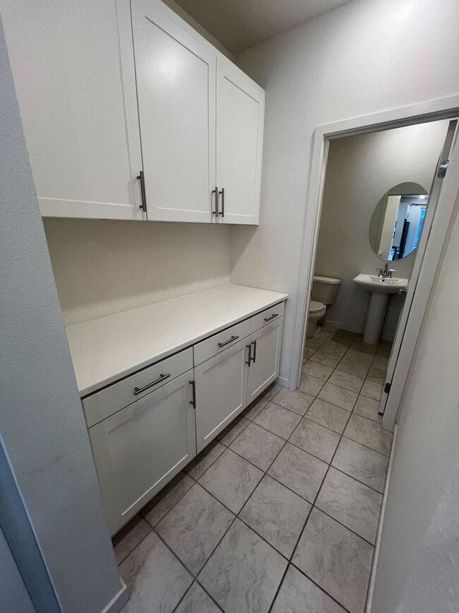 Building Photo - Move-In Special! 2 Weeks Free Rent – Moder...