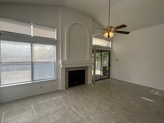Building Photo - AVAILABLE NOW 4 BED/ 2 BA HOUSE FOR RENT! ...