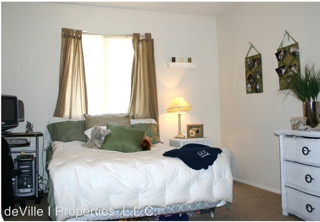 Building Photo - 827 Southwest Blvd