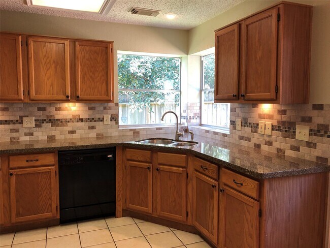 Building Photo - 18006 Golden Ridge Dr