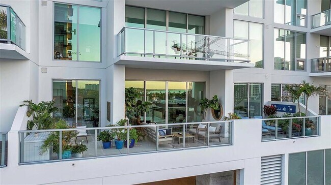 Building Photo - 301 QUAY Cmn