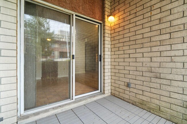 Building Photo - 1111 River Rd