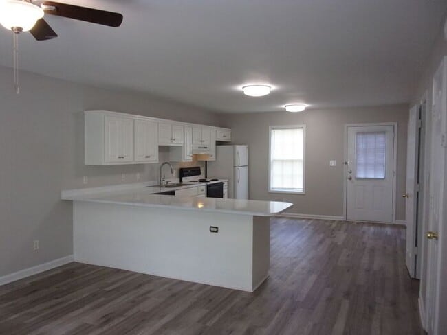 Building Photo - Recently Renovated 2 Bedroom 1 1/2 Bath To...