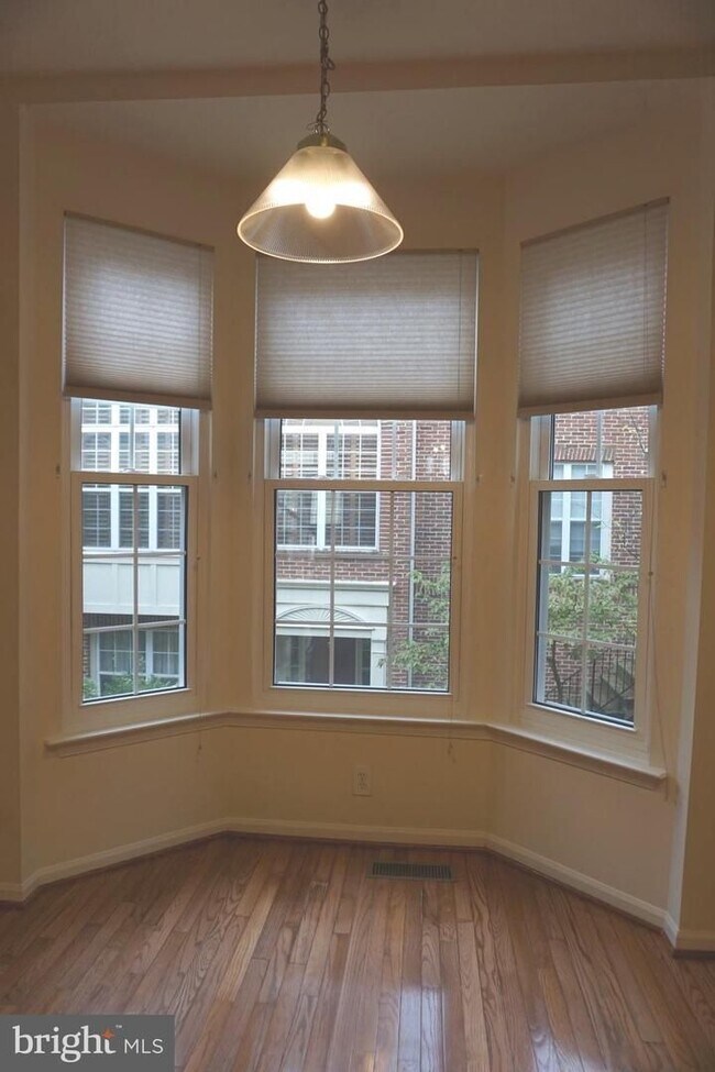 Building Photo - Beautiful Townhouse in Washingtonian Center