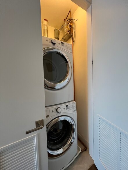 Washer/Dryer - 1534 W Cortez St