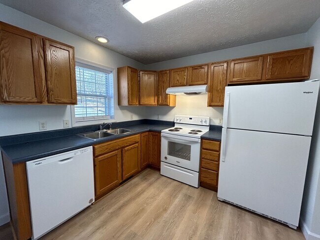 Building Photo - Candler - Recently Renovated Apt Ready for Occupancy!