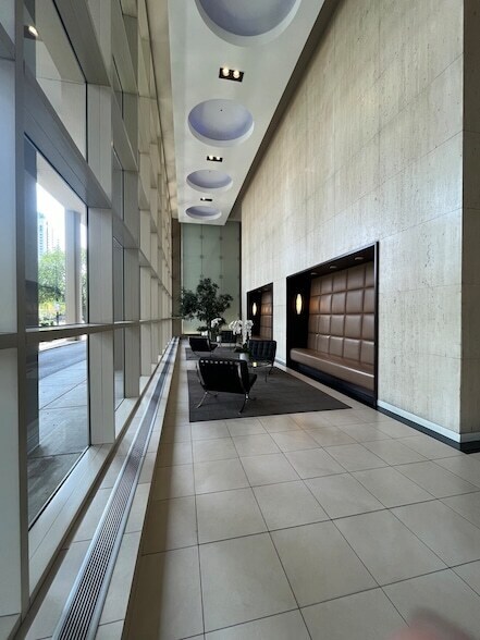 Building Photo - 5320 N Sheridan Rd