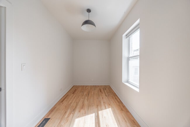 Building Photo - 3051 W Medill Ave