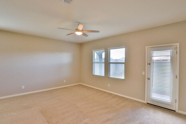 Building Photo - Spacious 4 bed 3 bath