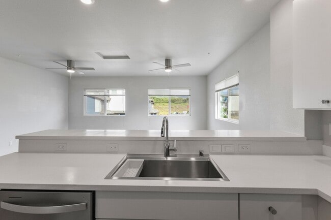Building Photo - Modern Townhome Living in Ho’opili