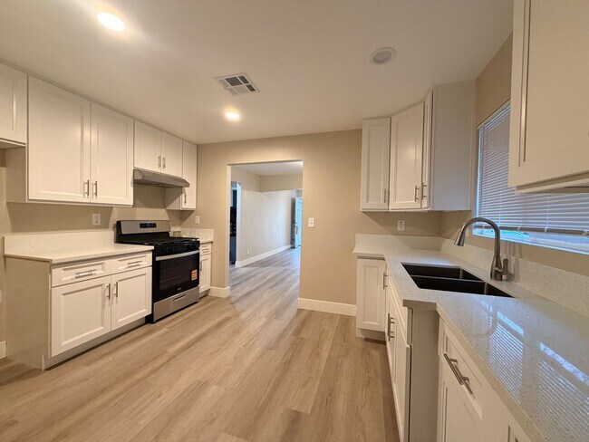 Building Photo - Charming 3-bedroom, 2-bathroom home located in the city of San Bernardino, CA.