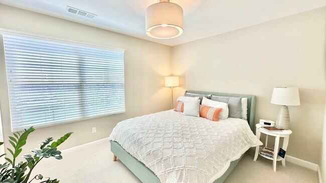 Building Photo - Beautiful "Model" Show Townhome in the Gat...