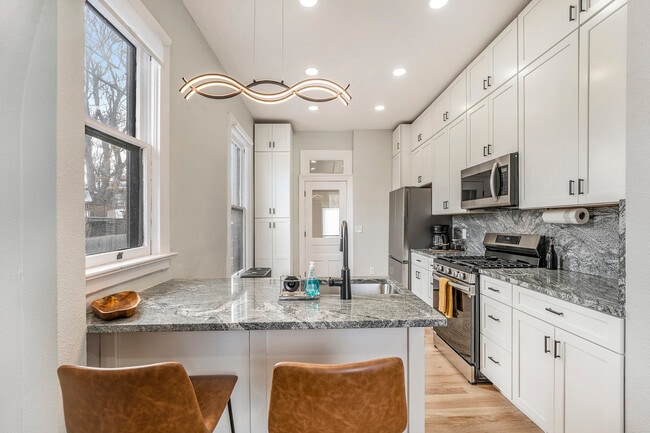 Building Photo - 832 26th St