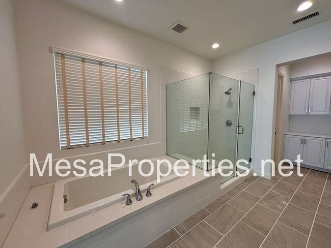 Building Photo - 10045 Goldenrod Ct