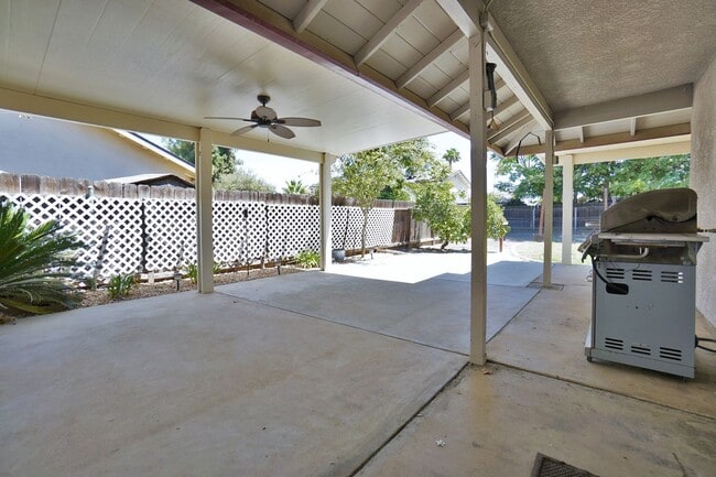 Building Photo - North Hanford 3 bedroom 2 bathroom