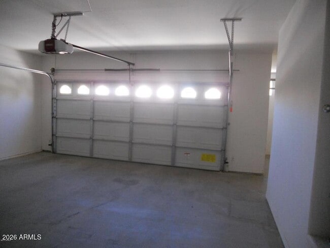 Building Photo - 2417 E Iris Dr