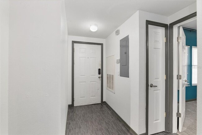Building Photo - 9127 SW 52nd Ave