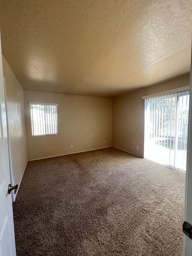 Building Photo - 3 bed, 3 bath single family home