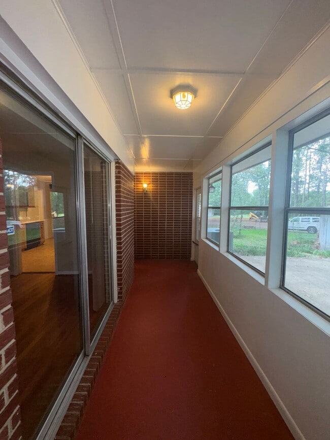 Building Photo - 551 Glade Rd E