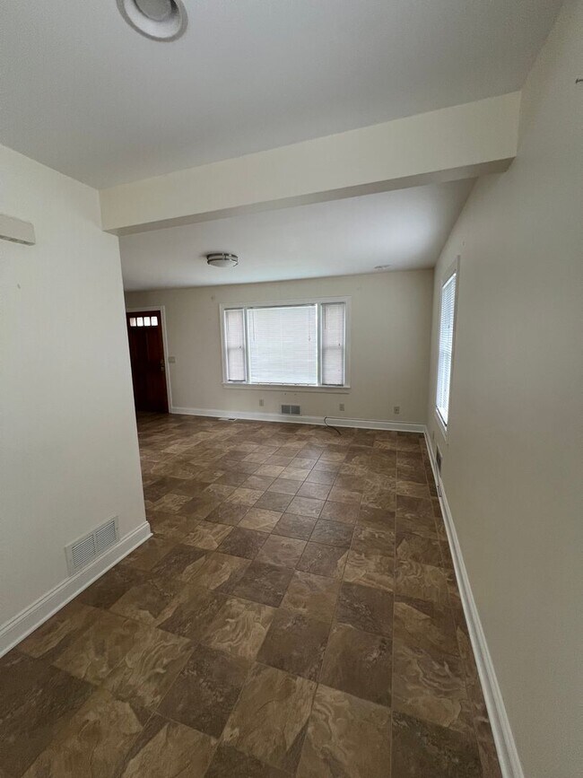 Building Photo - 3 Bed, 1.5 Bath Near U of R, Strong & Coll...