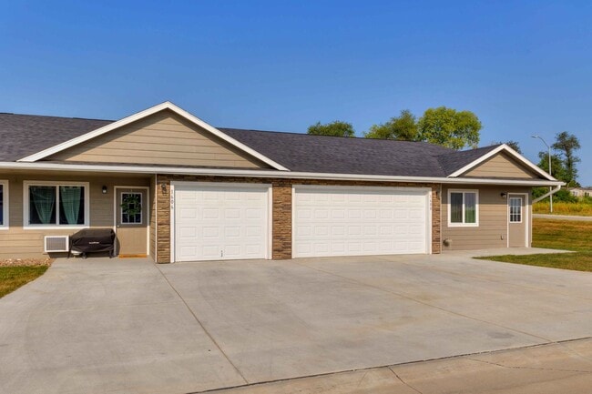 Building Photo - 2 Bedroom, Single-story Townhomes for rent...