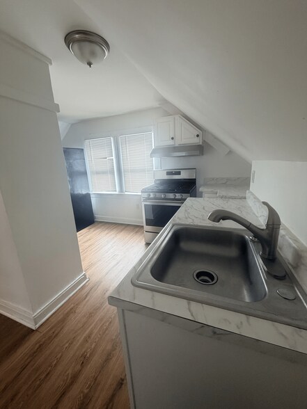 Kitchen - 385 Huntington Rd