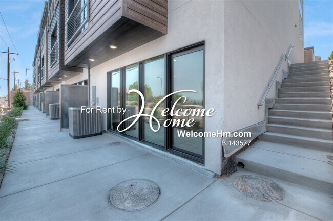 Building Photo - Coming Soon - NEWER Luxury Town Home Centr...