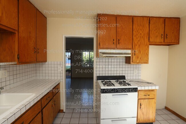 Building Photo - 830 E Anaheim St