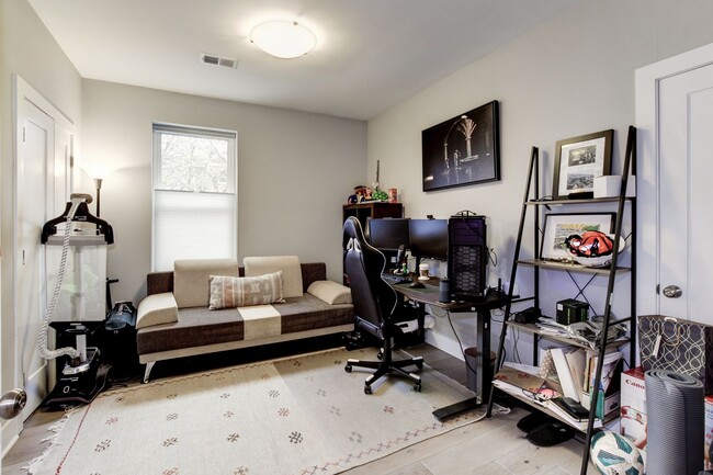 Building Photo - Stunning premium corner Townhome condo in ...