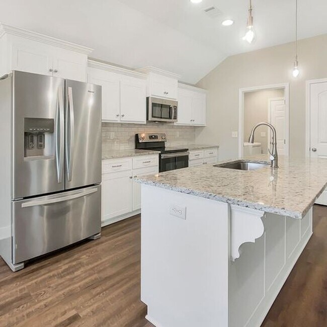 Building Photo - Beautiful 3 Bed 2 Bath Available in July!