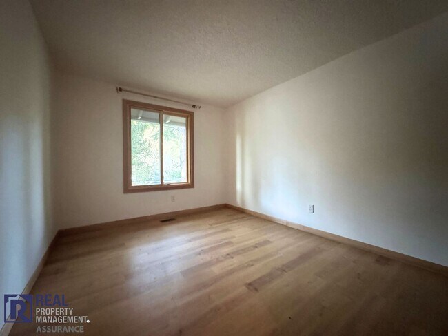 Building Photo - Updated 3-Bed Duplex Offering Space, Style & Convenience!!