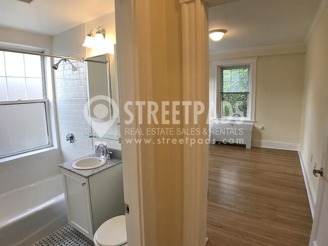 Building Photo - 2 bedroom in Cambridge MA 02387