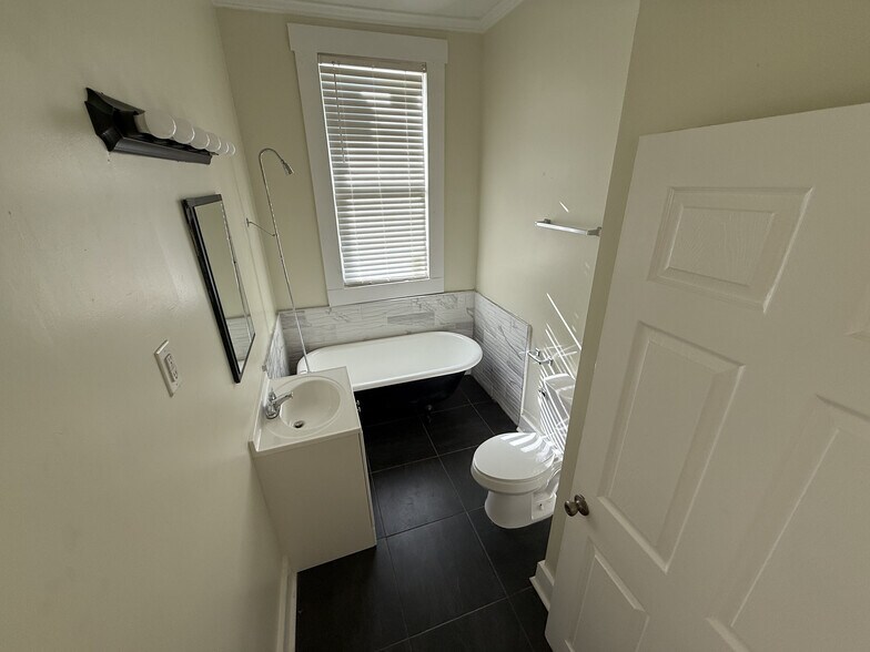 Building Photo - 1371 Ridgeway St