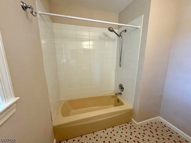 Building Photo - 565 Grove St