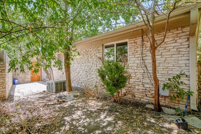 Building Photo - "Charming 2-Bed Duplex in Austin's Vibrant...