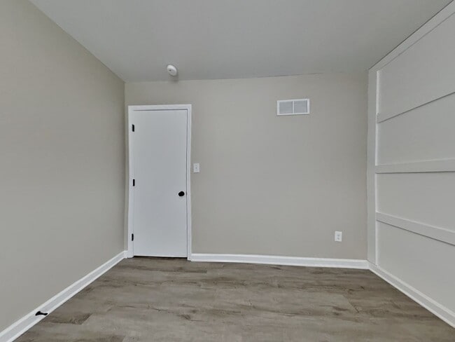 Building Photo - Charming 3-Bed, 2-Bath Home in Lee’s Summit | Cul-de-Sac, Fireplace & Fenced Yard