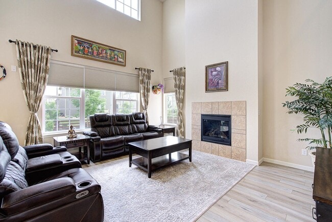 Building Photo - Bright, Spacious & Full of Charm Inside an...