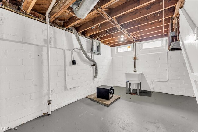 Building Photo - 21603 Hillgrove Ave
