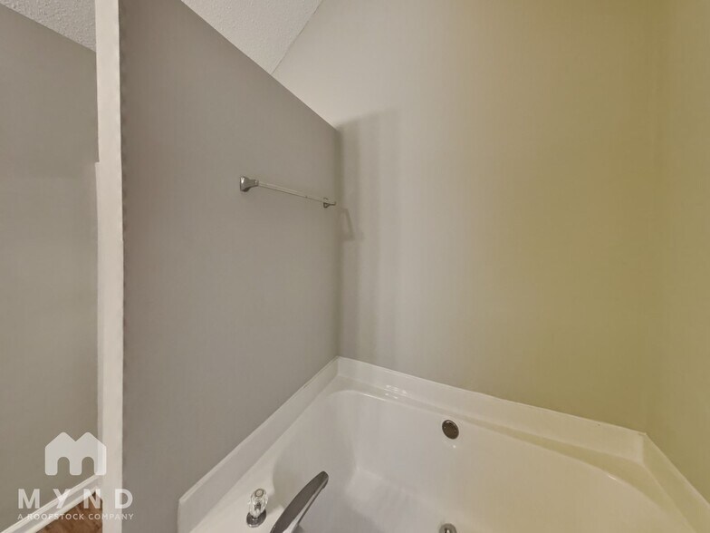 Building Photo - 1013 Vineyard Walk