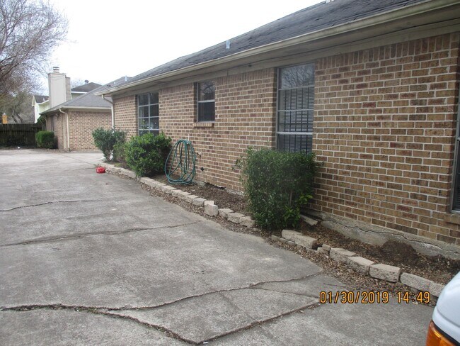 Building Photo - 10822 Lynbrook Dr