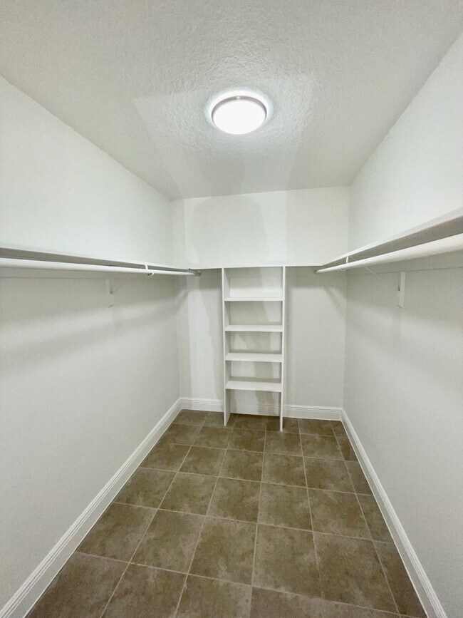 Building Photo - Southern Oaks 2 / 2 with Office & Sun Room