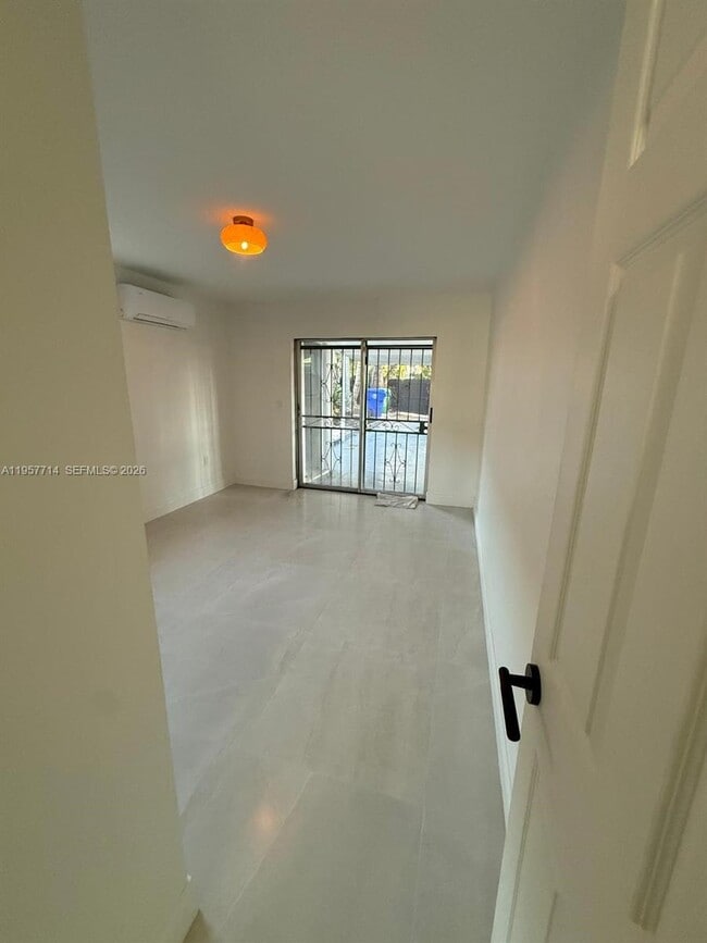 Building Photo - 525 SW 22nd Ave