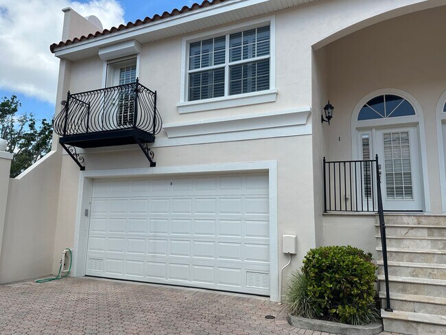 Primary Photo - Bright, breezy & convenient: Your wew St. ...