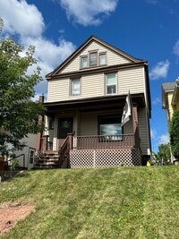 Building Photo - 3+ Bedroom / 2 Bath Single Family Home!