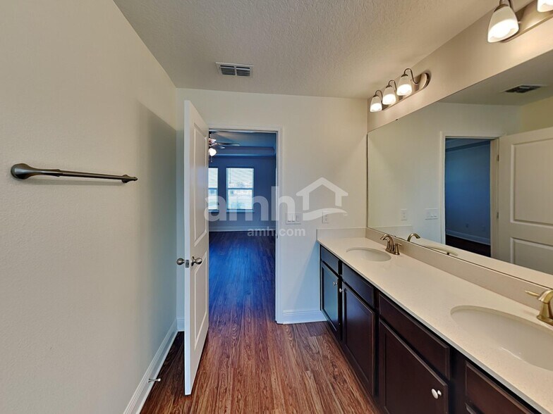 Building Photo - 1158 Sky Lks Dr