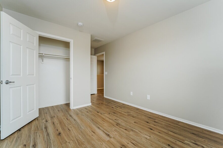 Building Photo - 7621 W Valencia Rd