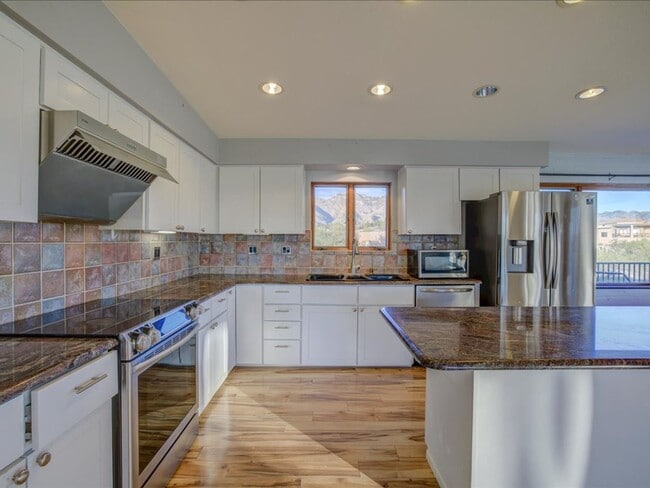 Building Photo - 4 Bedrooms, 3 Bathrooms